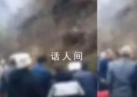 陕西村民抬棺上山不慎滑倒被压棺底 这一幕引发了人们的共鸣和思考