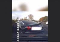 奥迪轿车恶意别车被撞进绿化带 后车几次避让仍继续别车
