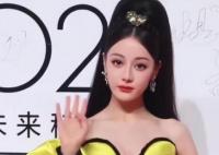 迪丽热巴ELLE盛典造型引争议 网友对她的着装和妆容提出了批评