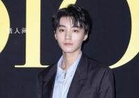 王俊凯问校门口的大哥还认不认得他 这个举动让粉丝们感到温馨和亲切