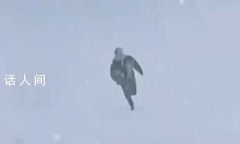 南方同学第一次看到大雪能多激动?边跑变跳彻底放飞