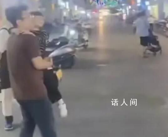 广东地震市民抱孩子到街上避险 目前暂无人员受伤报告