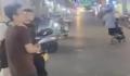 广东地震市民抱孩子到街上避险 目前暂无人员受伤报告