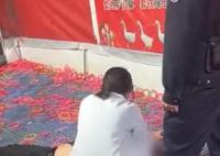 顾客套中3只大鹅 老板耍赖装晕倒