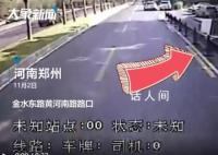 快递车侧翻公交司机乘客掀车救人 10秒就将快递小哥平安救出