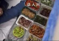 乘客自带一桌饭菜在火车硬卧聚餐 感觉这一幕很温馨