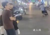 广东地震市民抱孩子到街上避险 目前暂无人员受伤报告