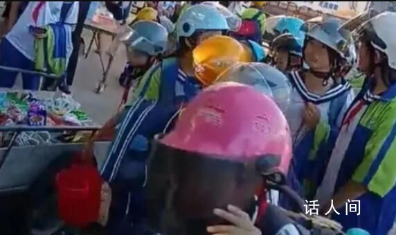 媒体评“小学生走路也要戴头盔” 别再让学校越俎代庖管交通了