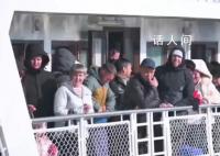 俄罗斯人组团到黑龙江取快递 有些人一次取十几个