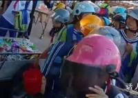 媒体评“小学生走路也要戴头盔” 别再让学校越俎代庖管交通了