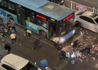 厦门街头散落大量百元钞票 一分钟就被疯抢完