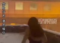 南方女生穿泳装在雪地里“游泳” 提醒大家玩雪也要注意安全