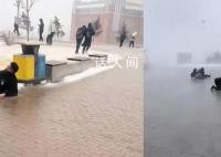 东北风雪天有多猛?市民手牵手被吹翻
