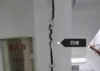哈尔滨暴雪高校学生公寓墙体开裂 目前正转移安置学生