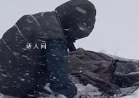 哈尔滨大妈雪地干洗呢子大衣 成了街头的一道亮丽风景线
