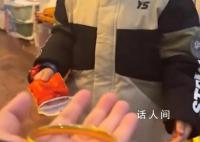 5岁娃将奶奶的金镯子送给妈妈 已征得奶奶同意