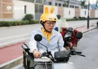 跳桥救人的彭清林又送起了外卖 不被认出才是真正回归普通的生活