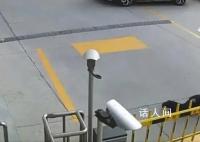 男子意外碾死躺闸杆下老太被判无罪 法院：司机不负有预见义务