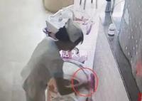 育婴师拍打婴儿被拘15天 孩子还在医院接受治疗