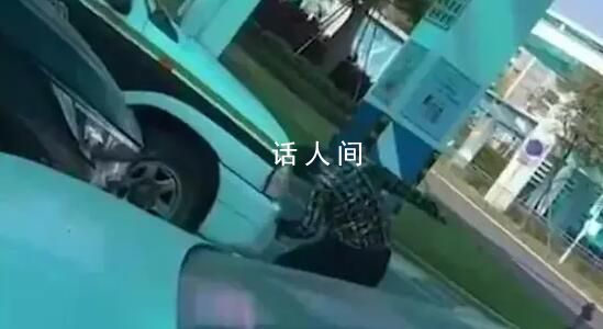 男子用头撞击执法车辆 官方通报