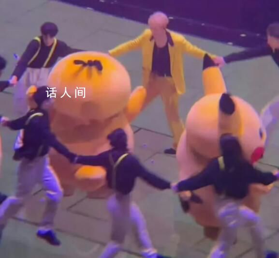 张艺兴演唱会伴舞服装引热议 很像蔡徐坤在偶练里的经典背带造型