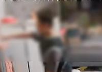 男子殴打怀孕妻子 儿子跪地哭喊