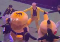 张艺兴演唱会伴舞服装引热议 很像蔡徐坤在偶练里的经典背带造型