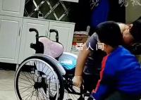 小男孩拼尽全力扶瘫痪妈妈上轮椅 当时既无奈又无助更多的是心疼