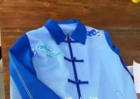 山东一学校校服被吐槽像寿衣 家长：是哪个领导拍板定的