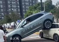 问界M5撞后车 余承东:客户误踩油门