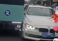街头无人快递车变道与宝马擦碰 指责无人驾驶快递车是越实线变道造成的