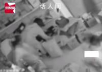 女子快递点暴躁翻找双11快递 扔包裹时还差点砸到旁边的市民