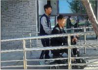 17岁少年照顾脑瘫同学近5年 脑瘫男孩行走困难同学成了他的双腿