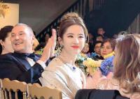 刘亦菲迪士尼公主出场 肤白貌美仪态万方