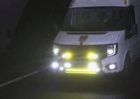 19辆货车高速飙车时速超140公里 驾驶人为何如此嚣张?
