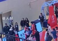 四川省城市联赛爆发大规模冲突 庞峥麟劝架反遭到对手群殴