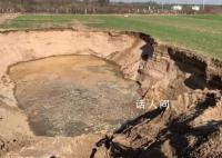 耕地被盗采砂石挖出足球场大坑 回应：城管公安街道办都在调查
