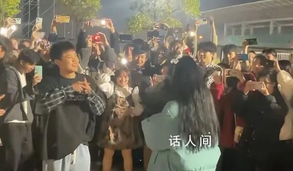 听障男生操场上手语告白听障女生 这个场景成为了一段特殊的爱情故事