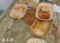 店员将顾客吃剩的小料倒回小料区 美食城：这样的行为是不能够允许的