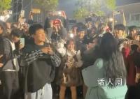 听障男生操场上手语告白听障女生 这个场景成为了一段特殊的爱情故事