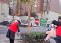 银行员工穿志愿者服扫大街被指摆拍 回应：拍照是为了汇报