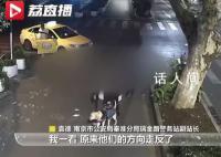 导盲犬带主人吃火锅迷路 民警立刻护送几人前往火锅店