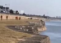 男子在钱塘江边撒网捕鱼被潮水卷走 救援力量正在江面进行打捞