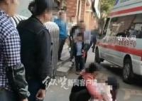 高三女生被当街捅伤 行凶者也是学生
