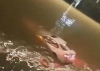 珠海一辆轿车不慎坠河快速沉没 有人带救生圈下水救人