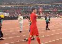 国足球员谢场 球迷高喊继续战斗