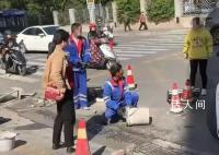 官方回应奔驰女辱骂市政工人 已依法作出处理