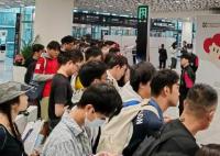 中国球迷为韩国队接机引争议 有媒体人认为球迷接机的行为不妥