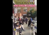 医院儿科人满为患 家长自备椅子输液