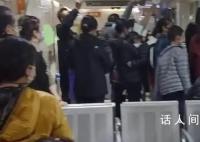家长拍下凌晨的儿童医院 拔针也排队